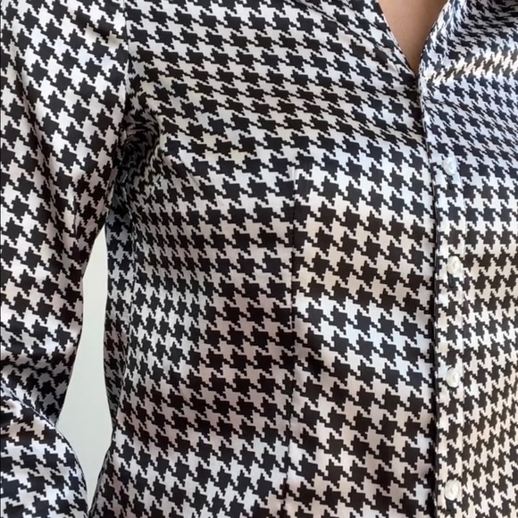 Patterned satin blouse. Size small. Great condition! - Picture 3 of 4